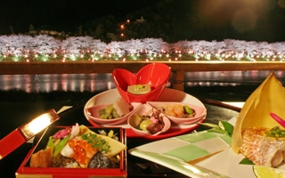 おいしい料理を愉しみながらのお花見