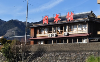 旭川土手からの『割烹旅館　おかもと』